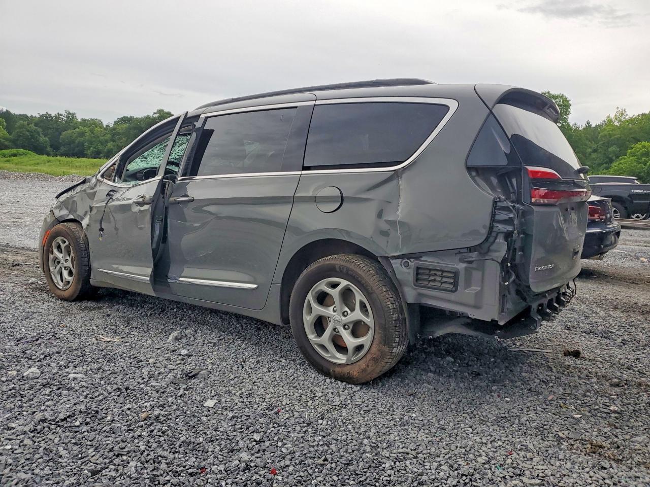 2022 Chrysler Pacifica Limited - Image 2
