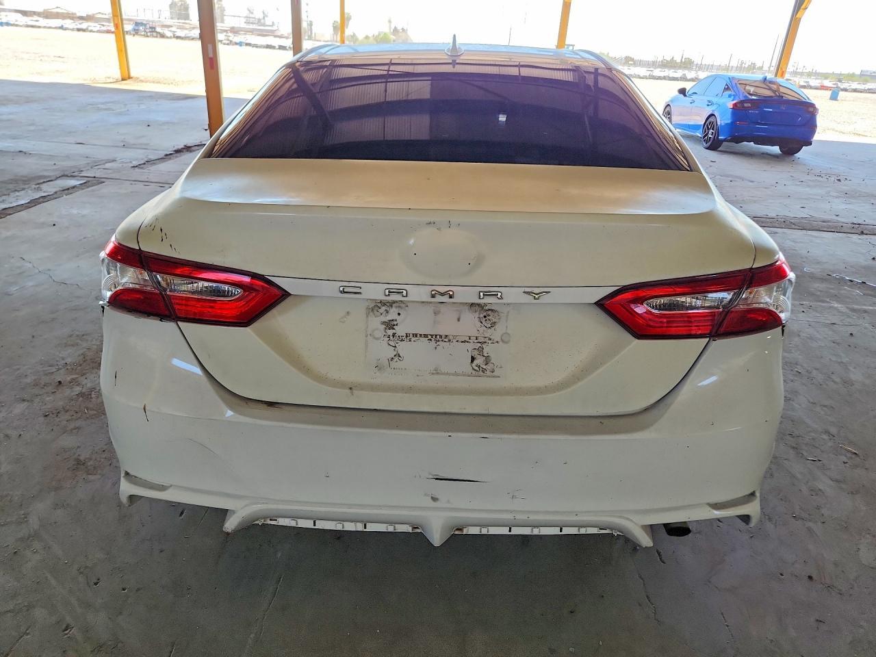 2020 Toyota Camry Le - Фото 6