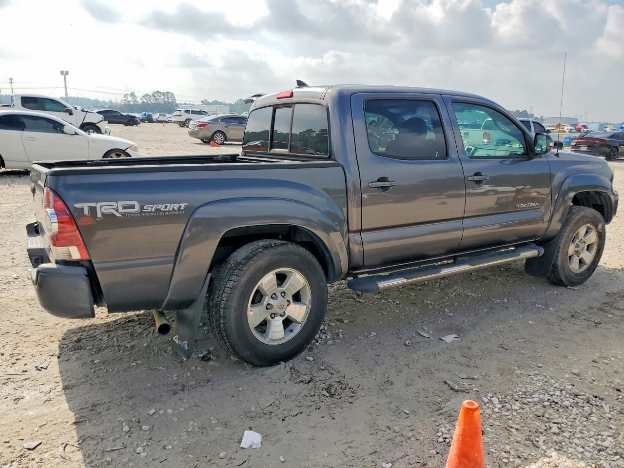 2015 Toyota Tacoma V6 - Фото 3