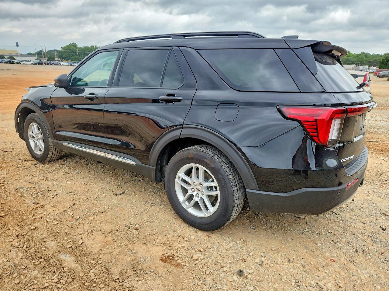 2025 Ford Explorer Active - Image 2