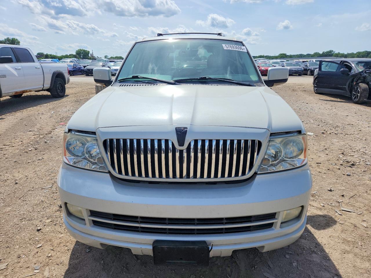 2005 Lincoln Navigator - Image 5