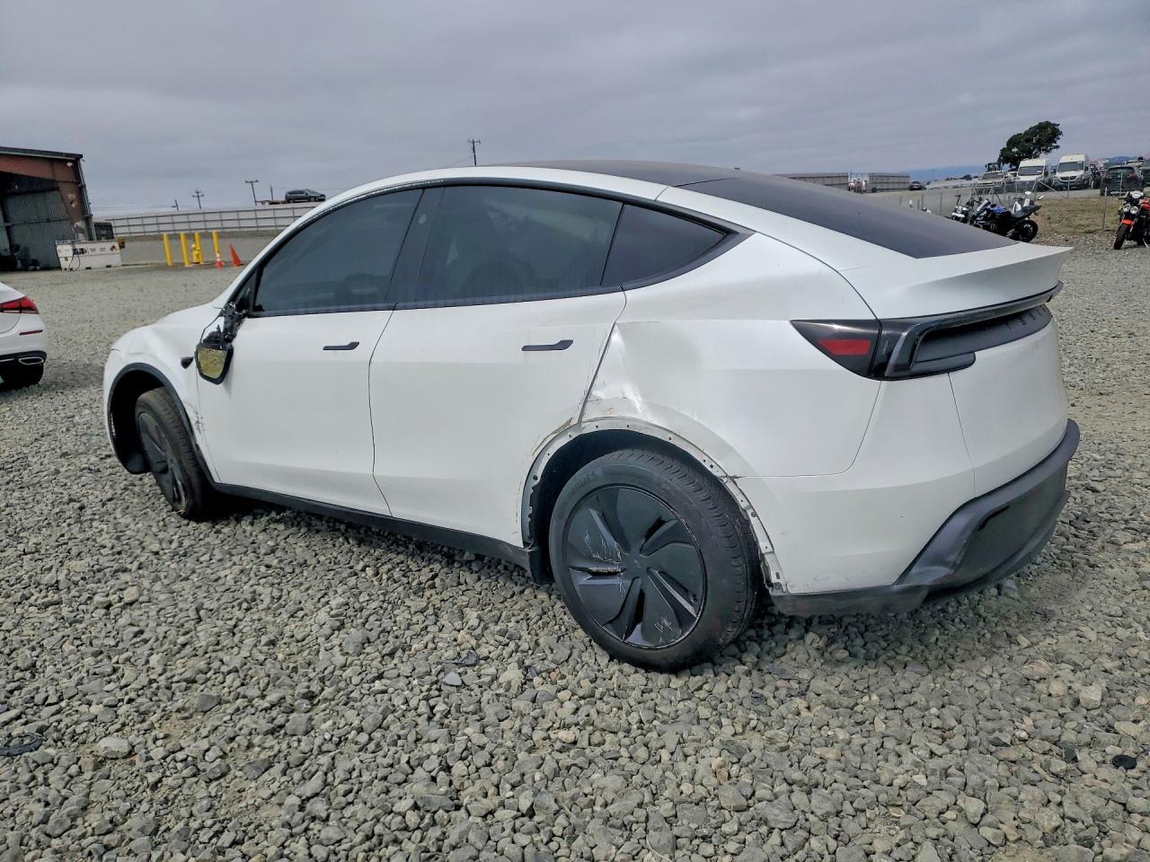 2026 Tesla Model Y - Фото 2