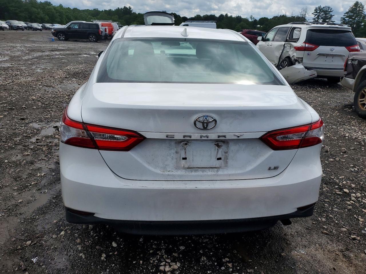 2020 Toyota Camry Le - Фото 6