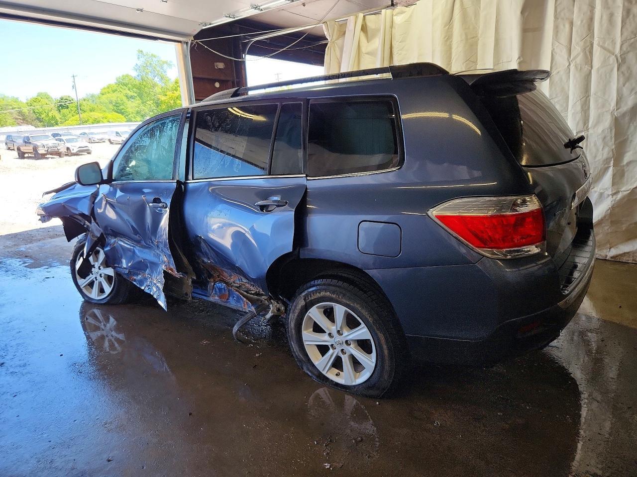 2013 Toyota Highlander Plus - Image 2