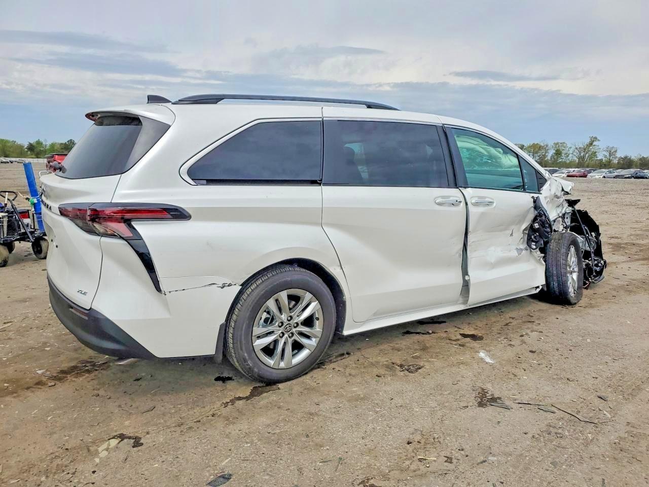 2026 Toyota Sienna Xle 7 Passenger - Фото 3