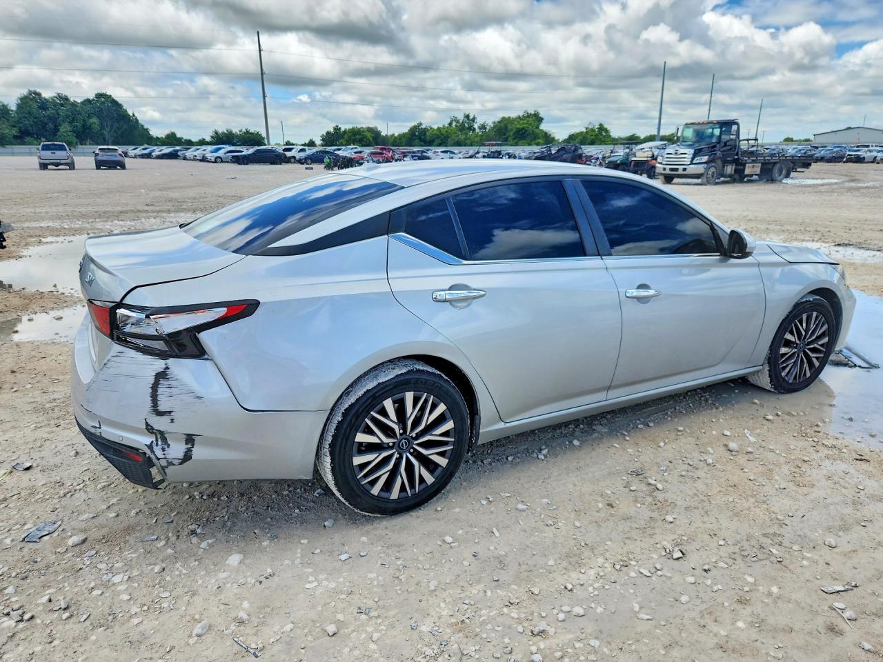 2023 Nissan Altima Sv - Image 3