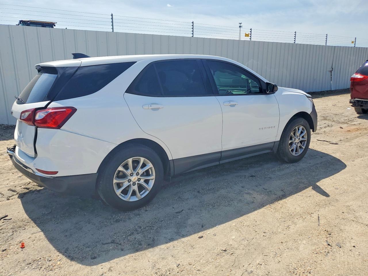 2018 Chevrolet Equinox Ls - Image 3