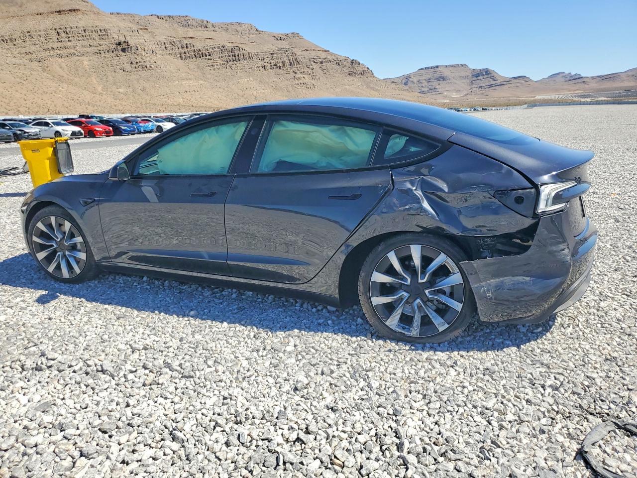 2025 Tesla Model 3 - Фото 2