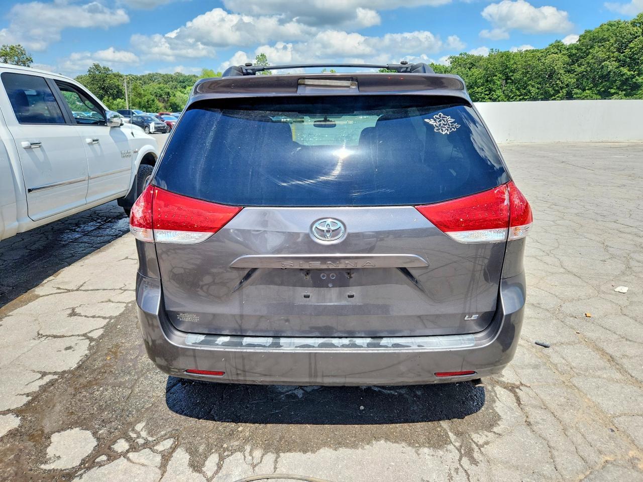 2012 Toyota Sienna Le - Image 6