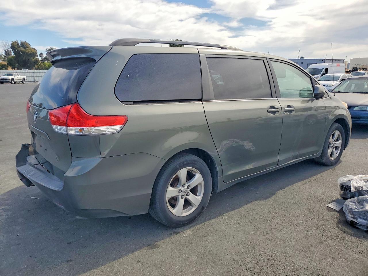2011 Toyota Sienna Le - Фото 3
