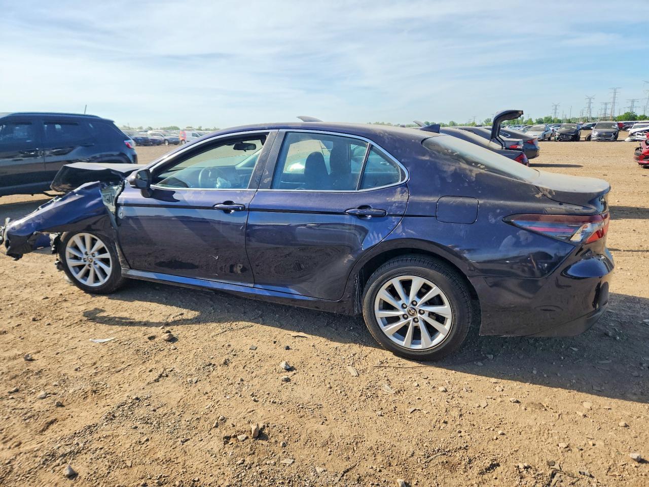 2022 Toyota Camry Le - Фото 2