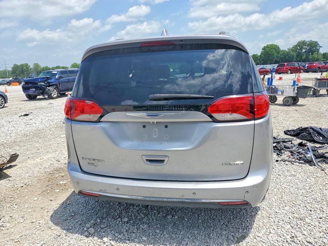 2018 Chrysler Pacifica Limited - Image 6