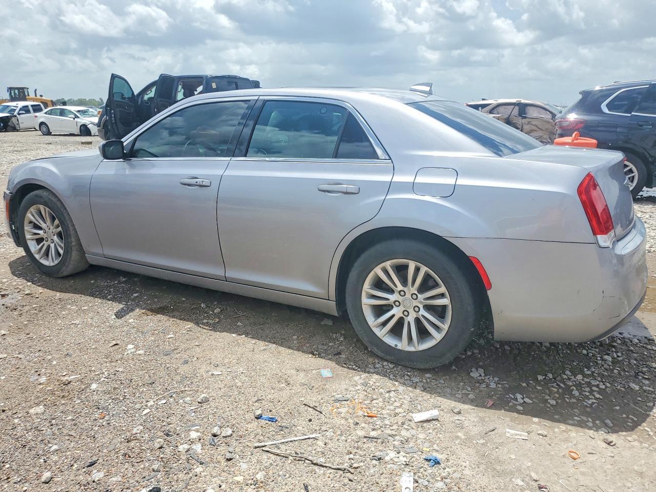 2017 Chrysler 300 Limited - Фото 2