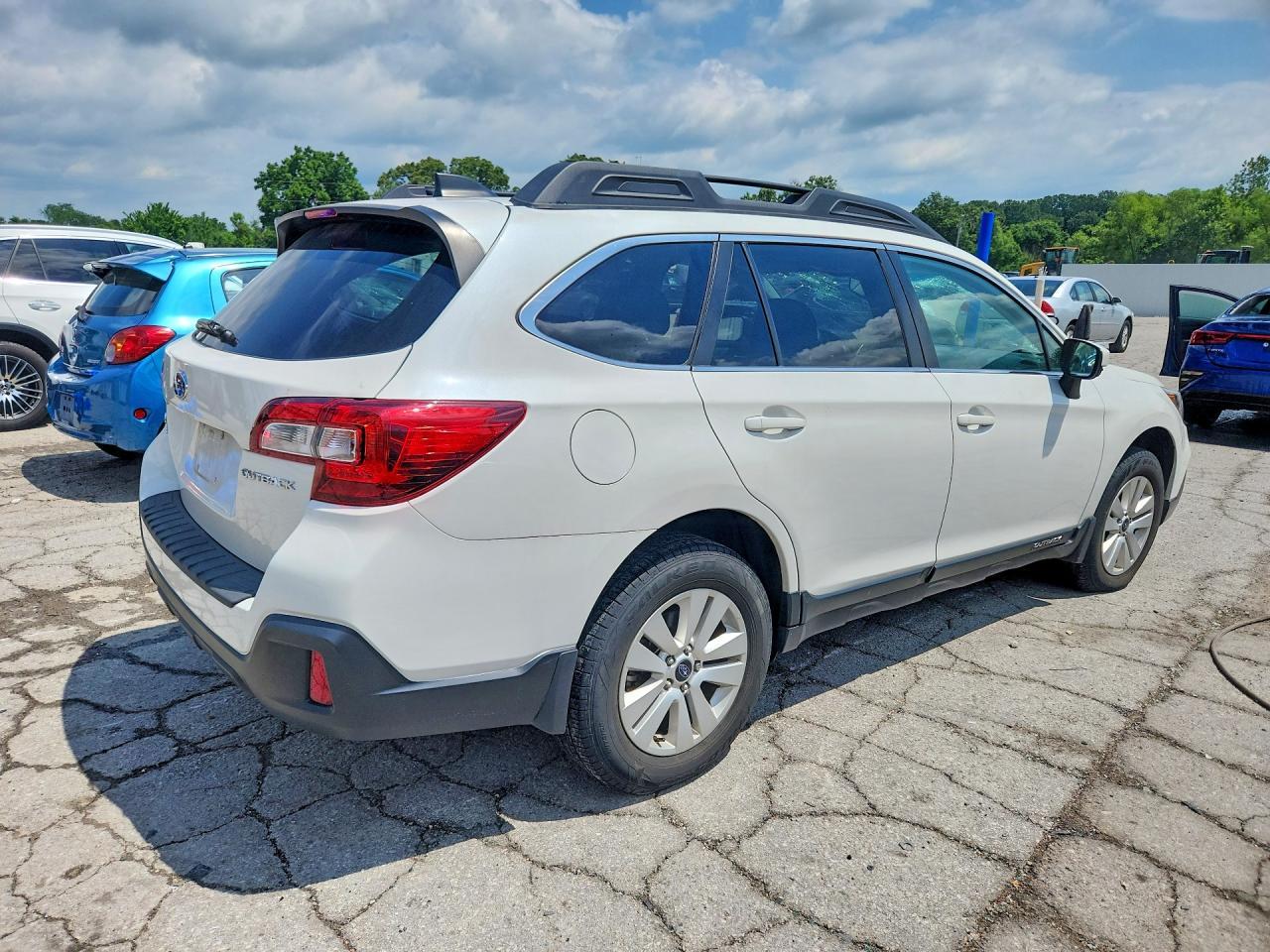 2018 Subaru Outback 2.5I Premium - Image 3