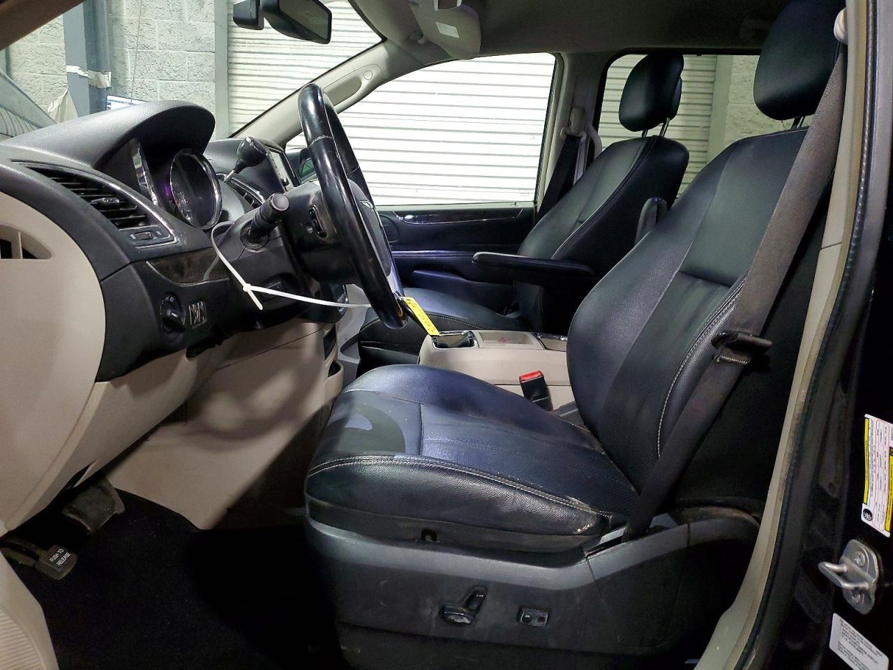 2014 Chrysler Town & Country Touring L - Image 7