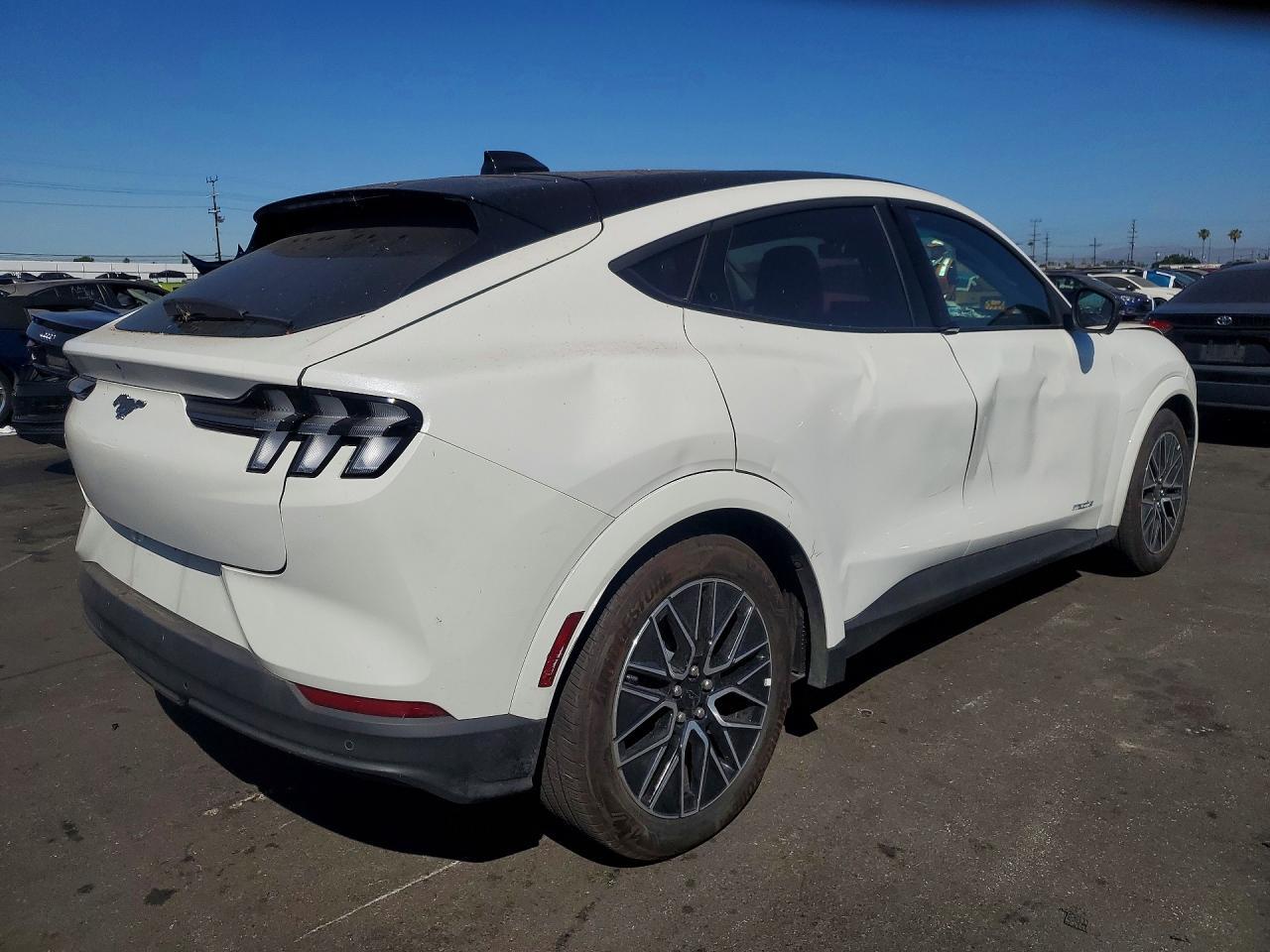 2025 Ford Mustang Mach-E Premium - Фото 3