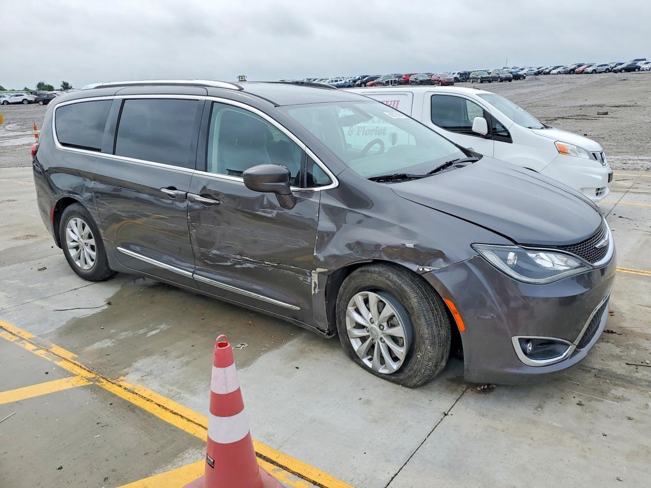 2018 Chrysler Pacifica Touring L - Image 4