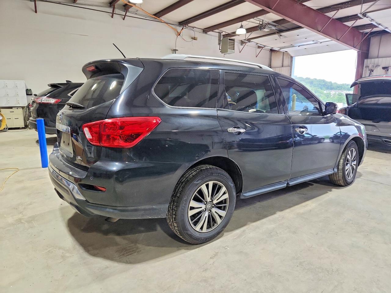 2017 Nissan Pathfinder Sl - Image 3