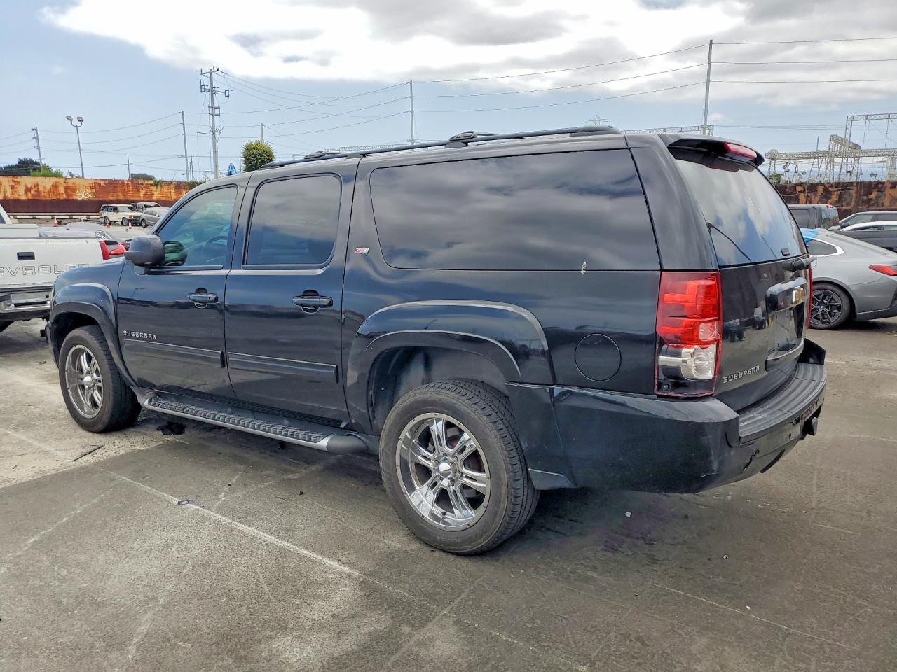 2011 Chevrolet Suburban K1500 Lt - Фото 2
