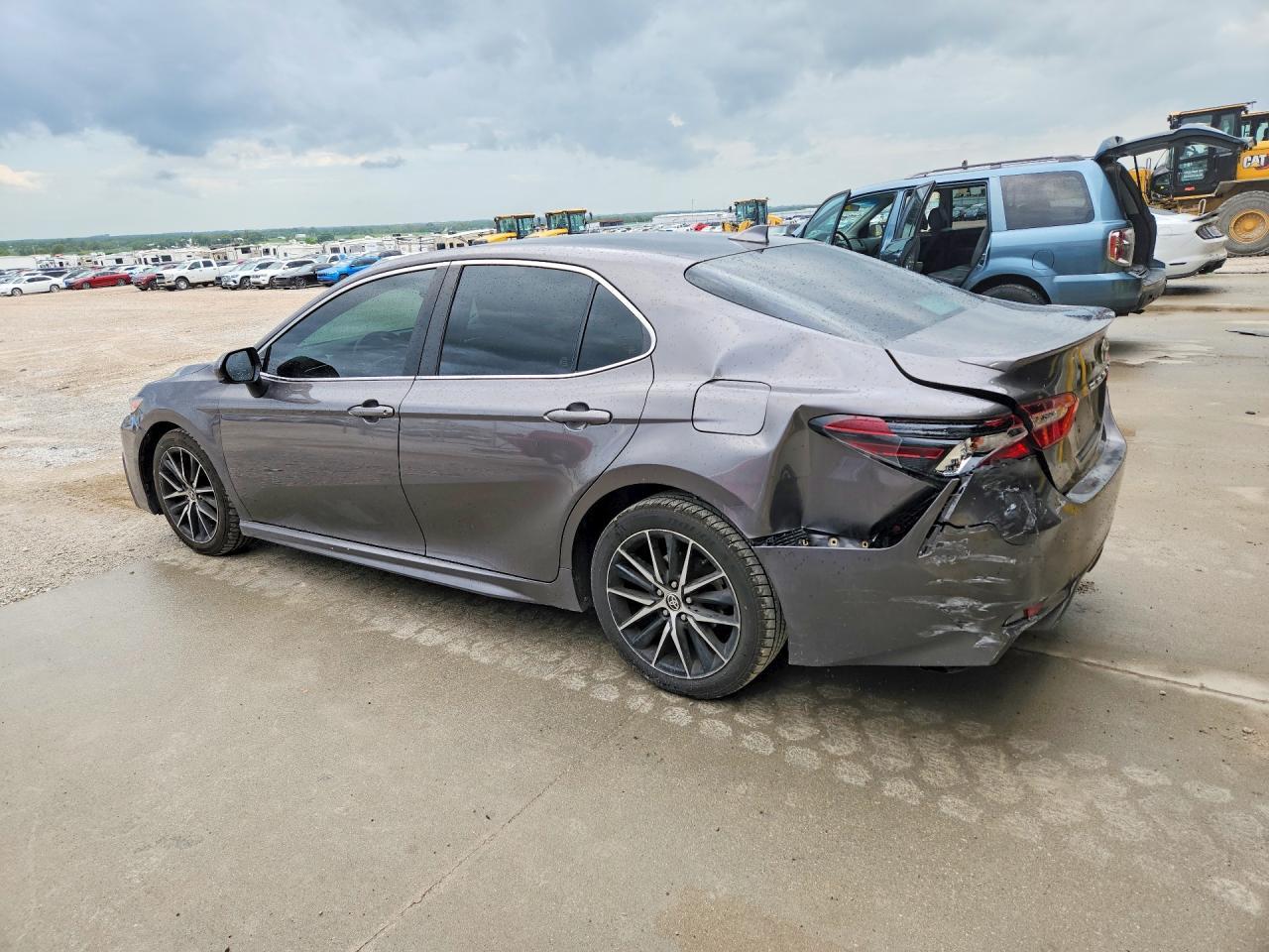 2021 Toyota Camry Se - Фото 2
