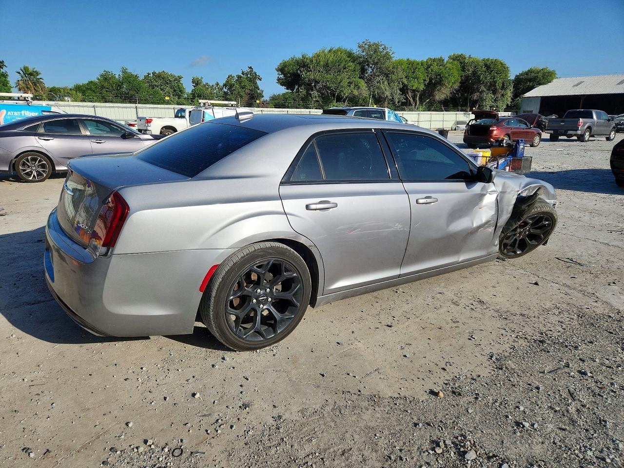 2015 Chrysler 300 S - Фото 3