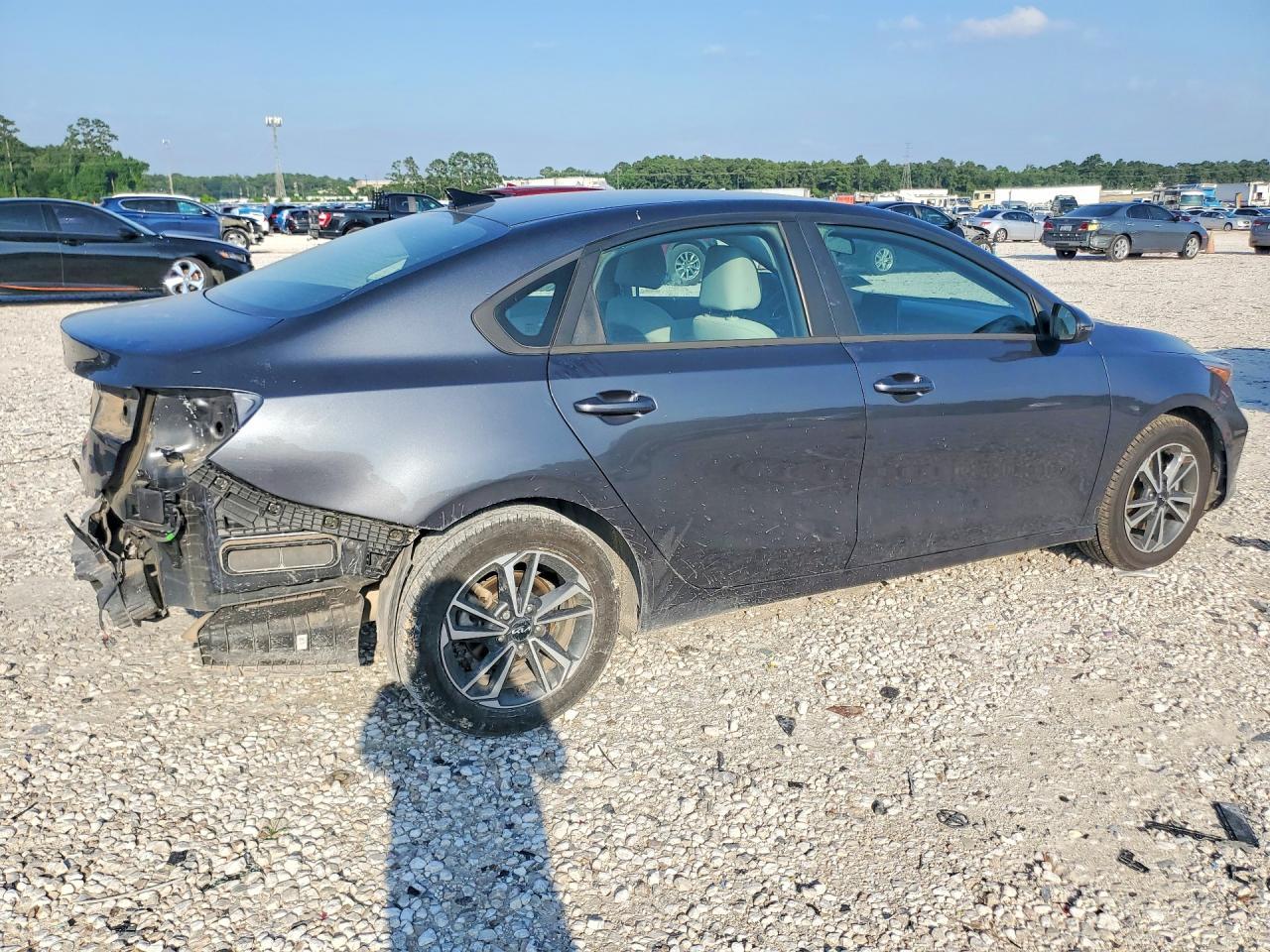 2023 Kia Forte Lxs - Image 3