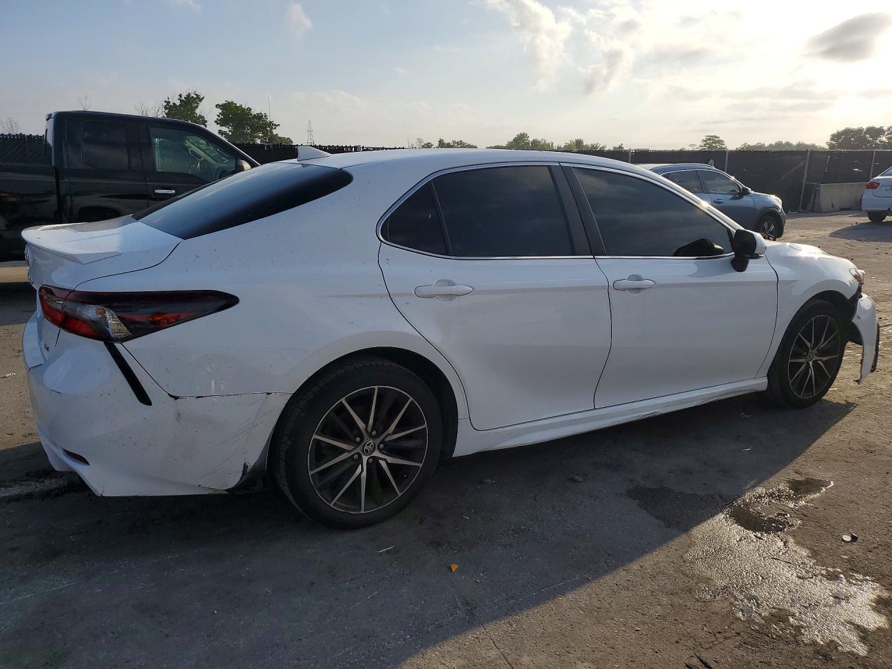 2022 Toyota Camry Se - Image 3