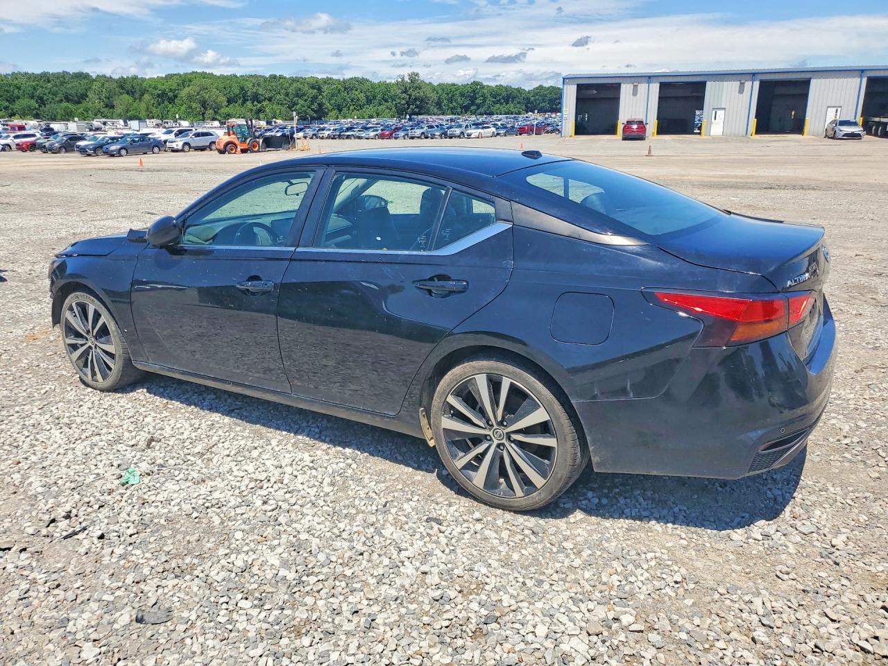 2022 Nissan Altima Sr - Image 2