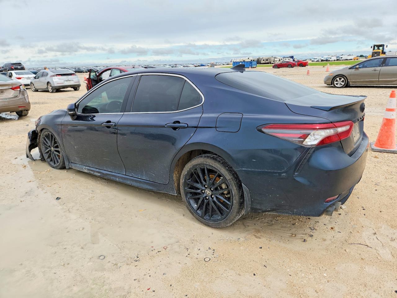 2021 Toyota Camry Xse - Фото 2