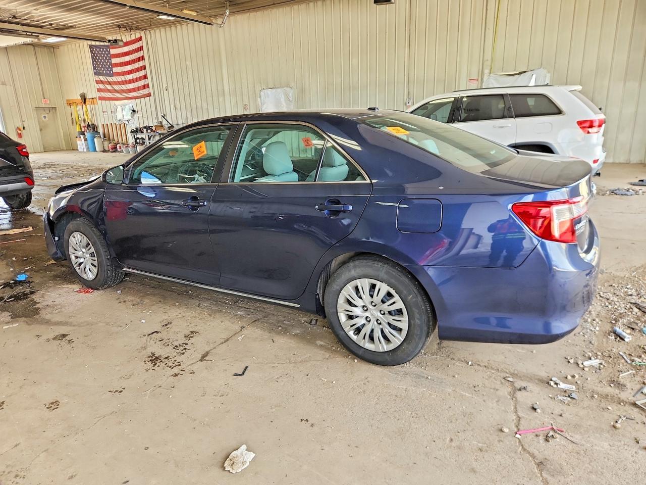 2014 Toyota Camry Le - Фото 2