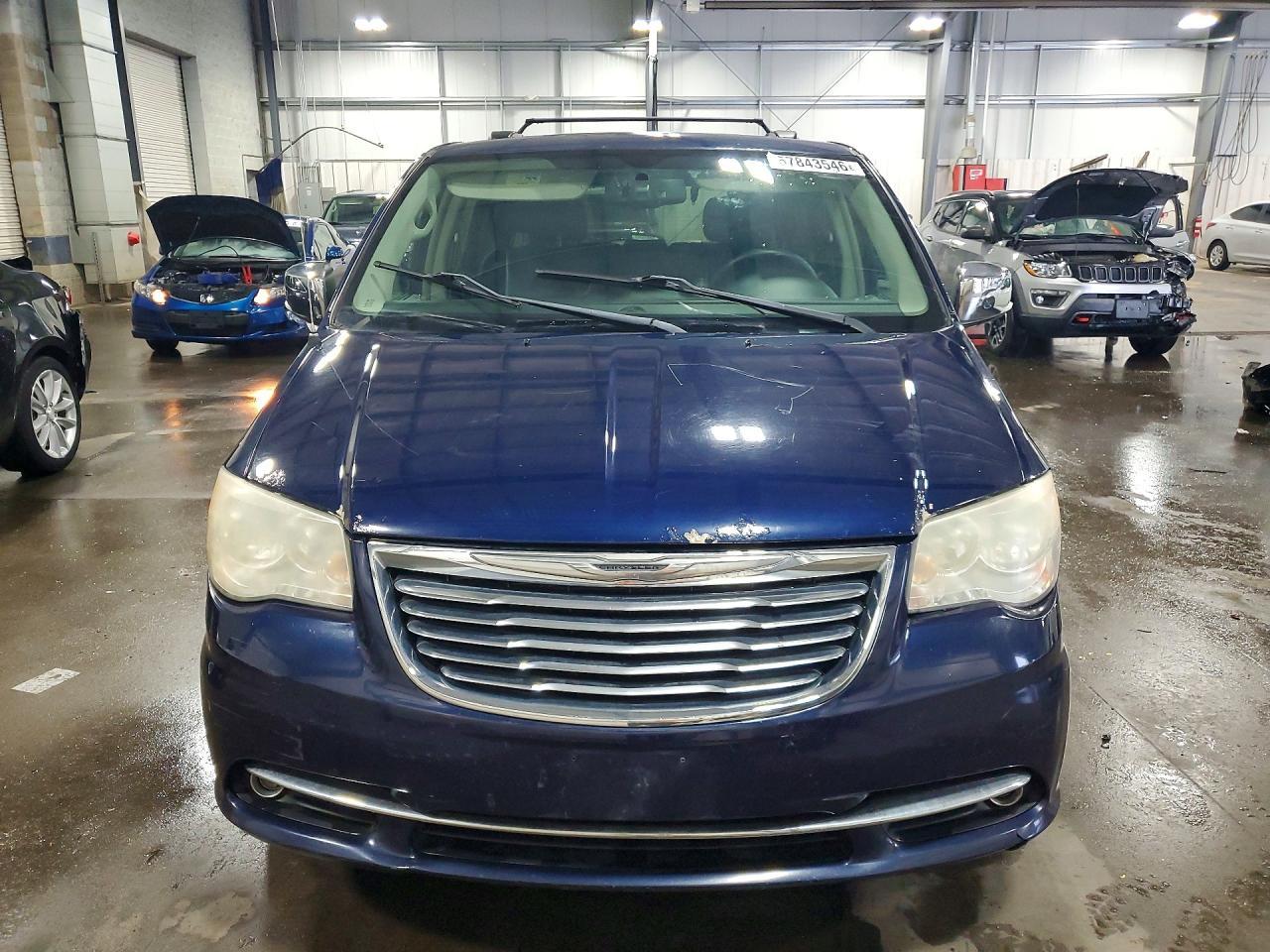 2013 Chrysler Town & Country Touring L - Фото 5