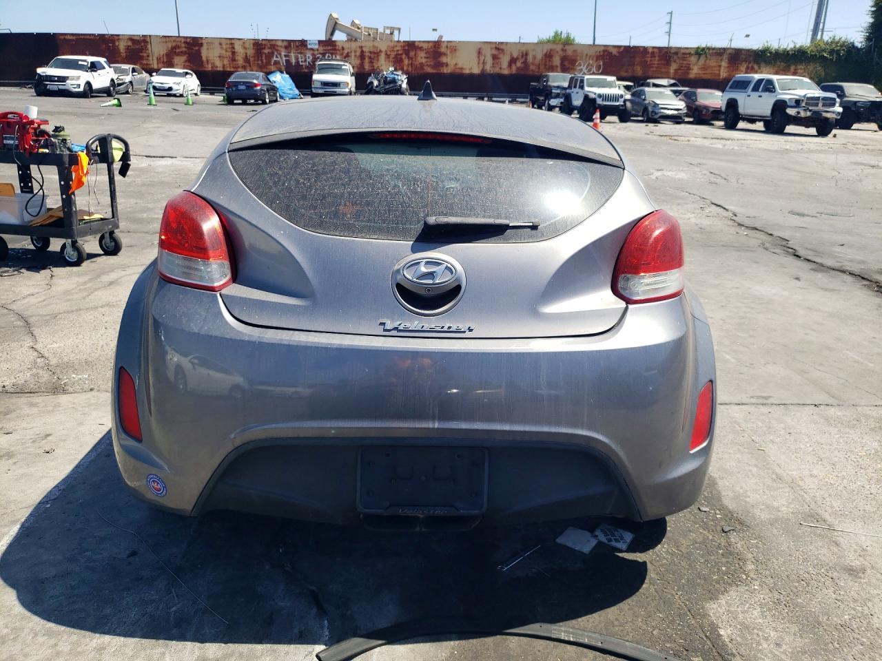 2014 Hyundai Veloster Base - Фото 6
