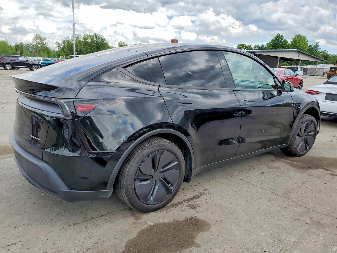 2026 Tesla Model Y - Фото 3