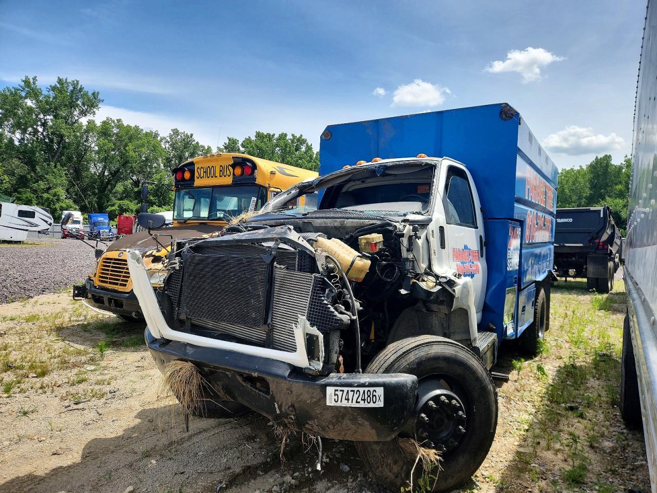 2006 Chevrolet C60 Chipper Truck - Фото 2