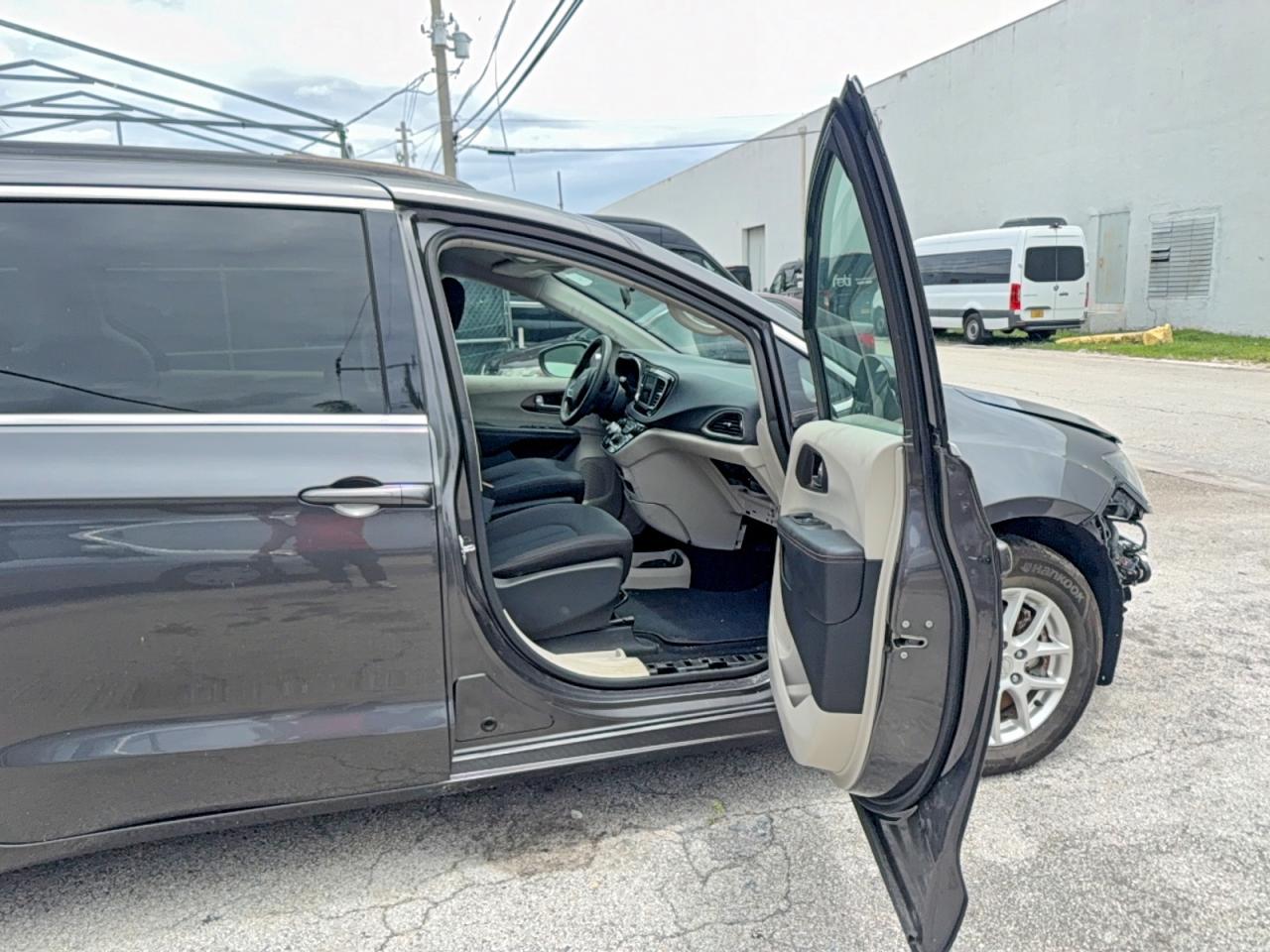 2018 Chrysler Pacifica Lx - Image 5
