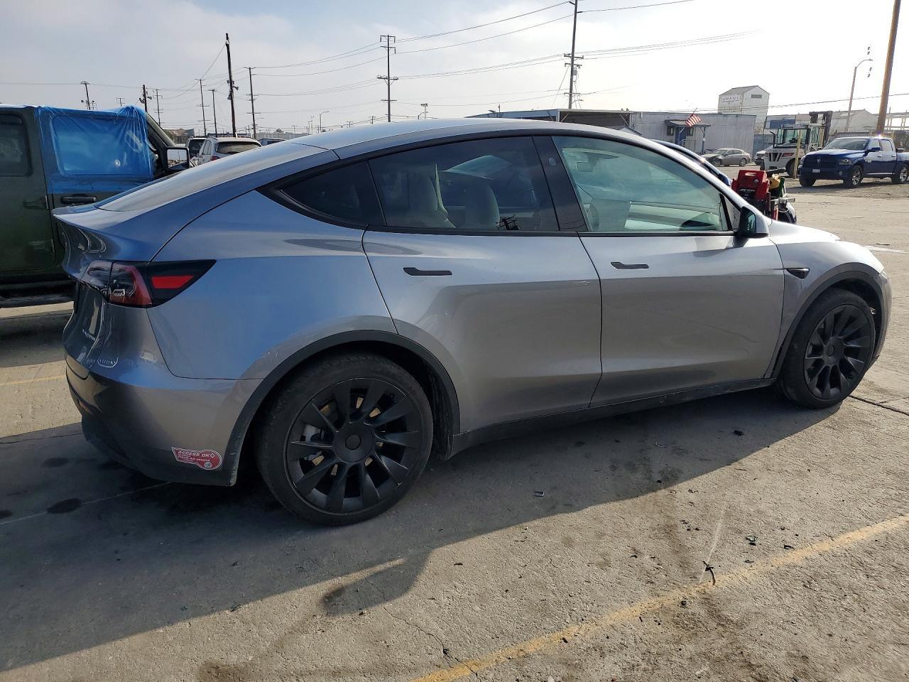 2025 Tesla Model Y - Фото 3