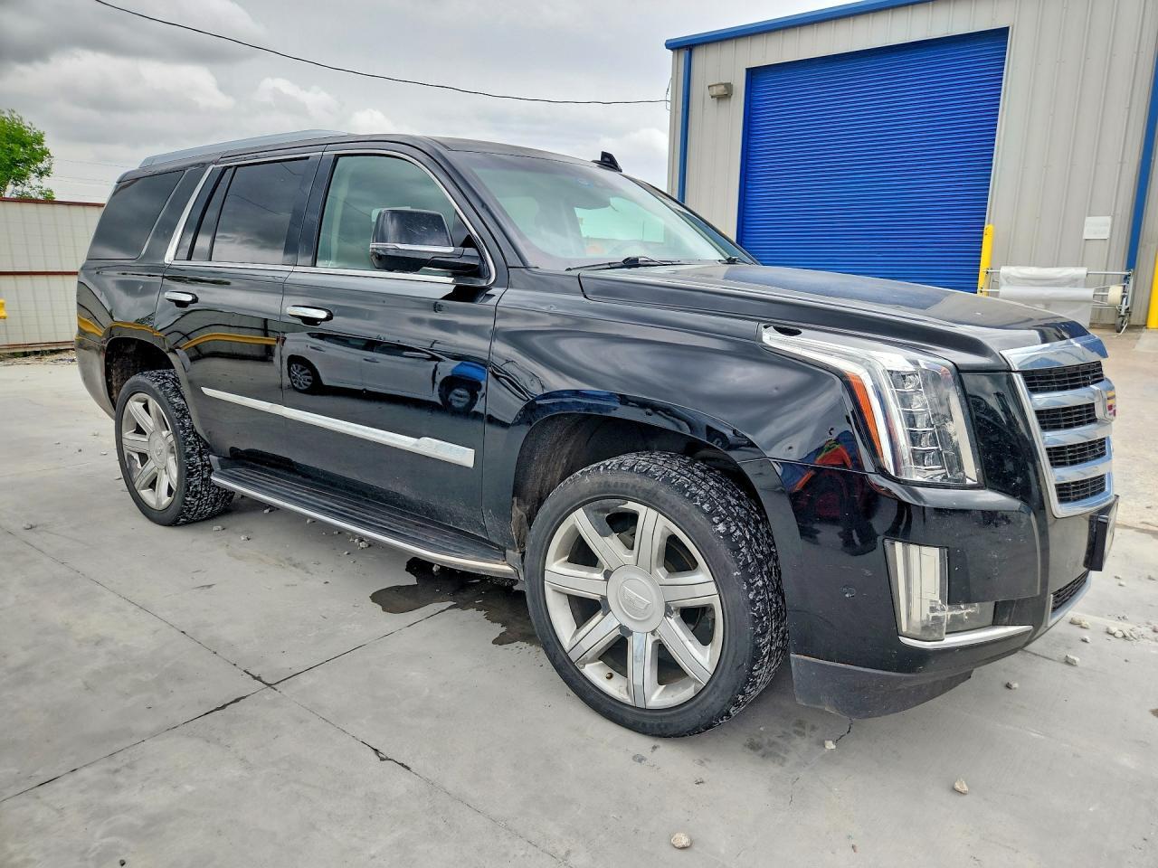 2017 Cadillac Escalade Luxury - Image 4