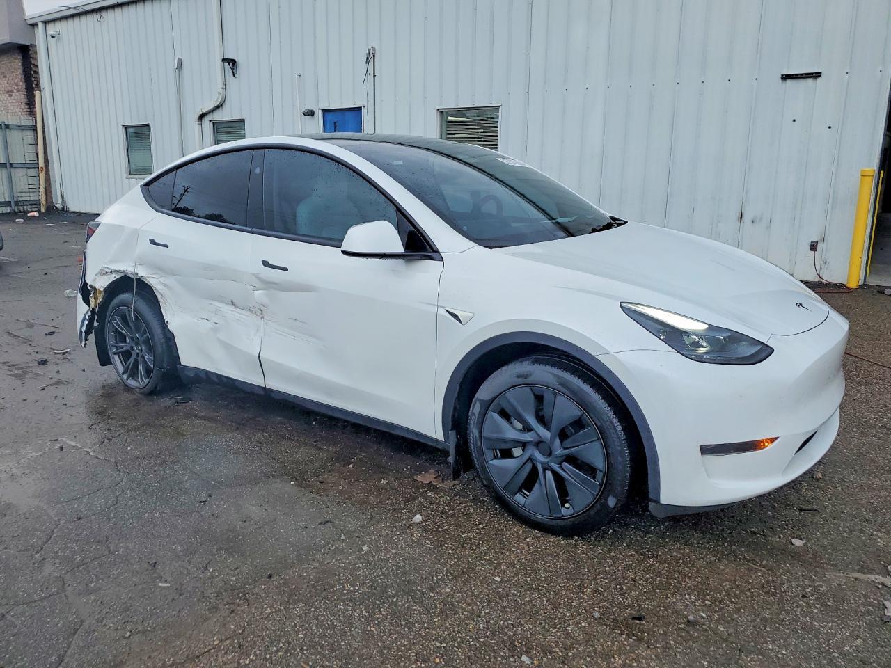 2025 Tesla Model Y - Image 4