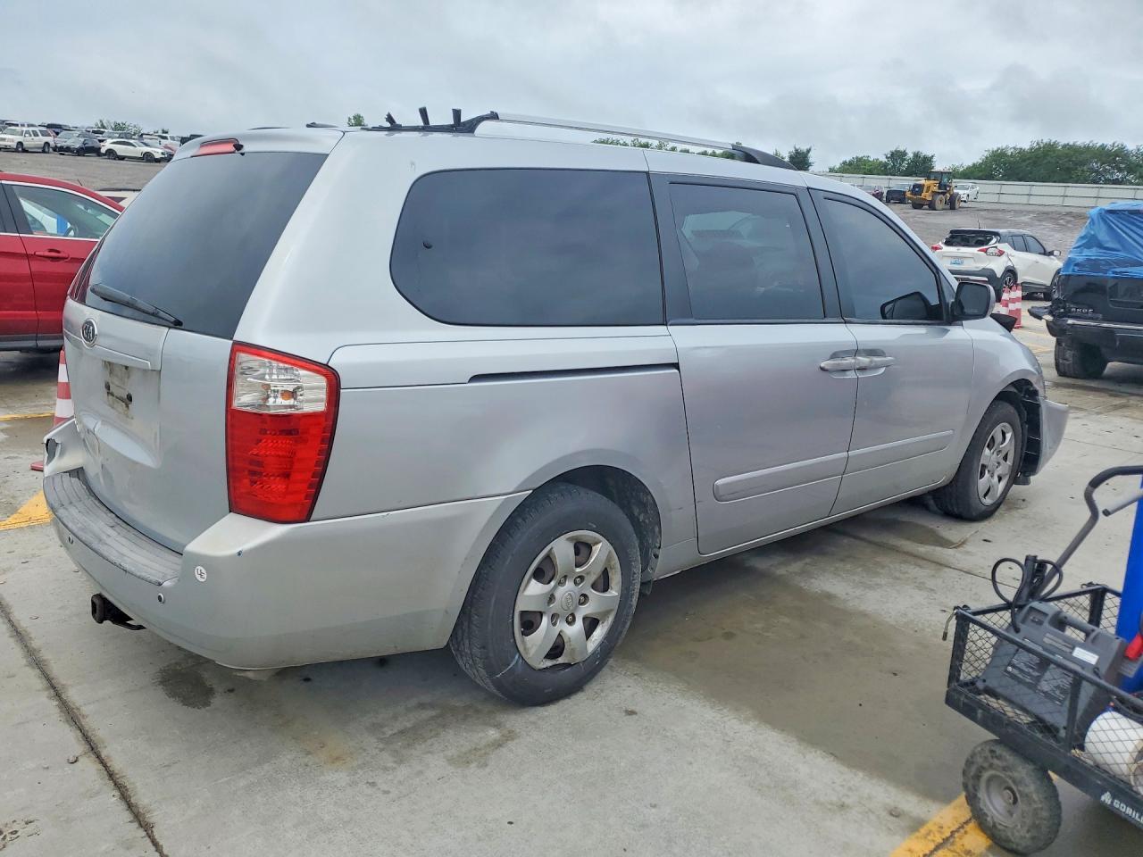 2010 Kia Sedona Lx - Фото 3