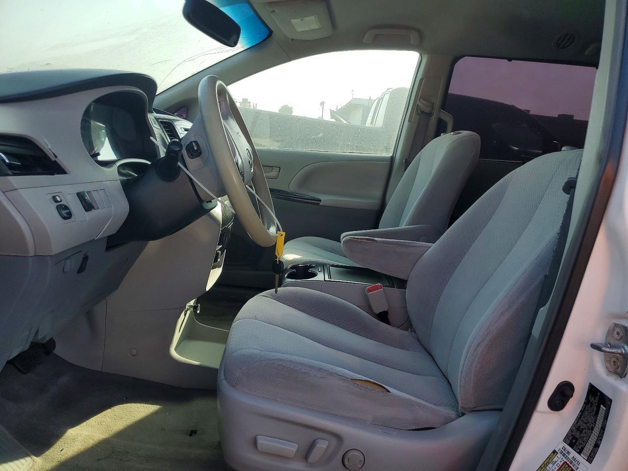 2013 Toyota Sienna Le 8-Passenger - Image 7
