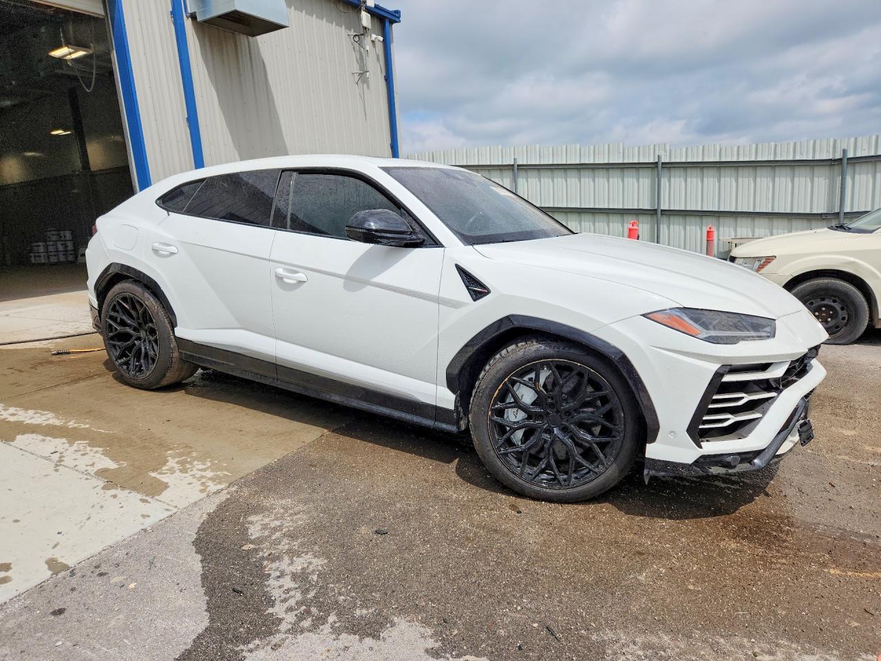 2019 Lamborghini Urus - Image 4