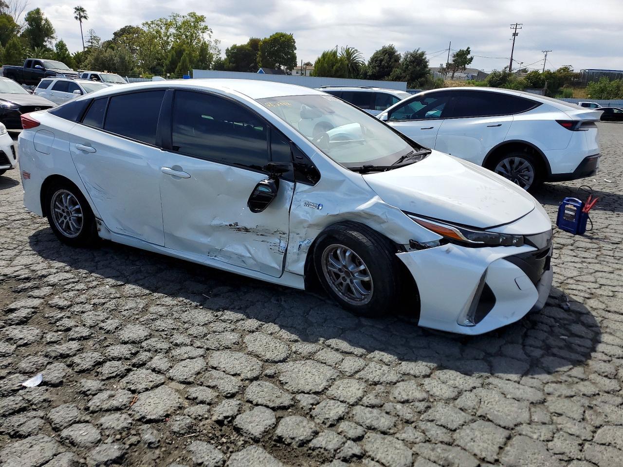 2020 Toyota Prius Prime Le - Image 4