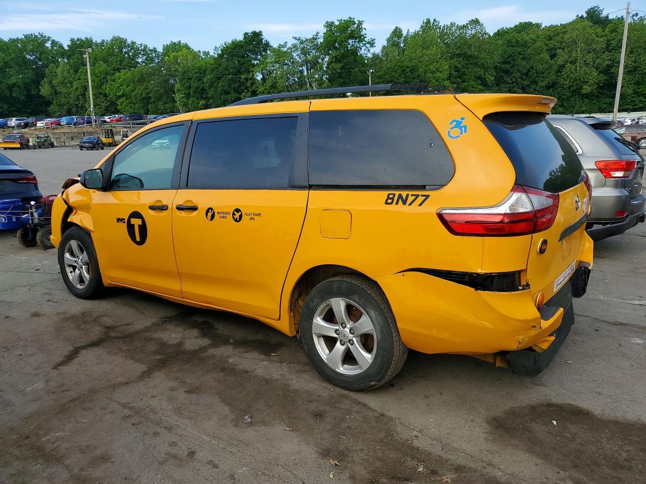 2017 Toyota Sienna Le - Фото 2