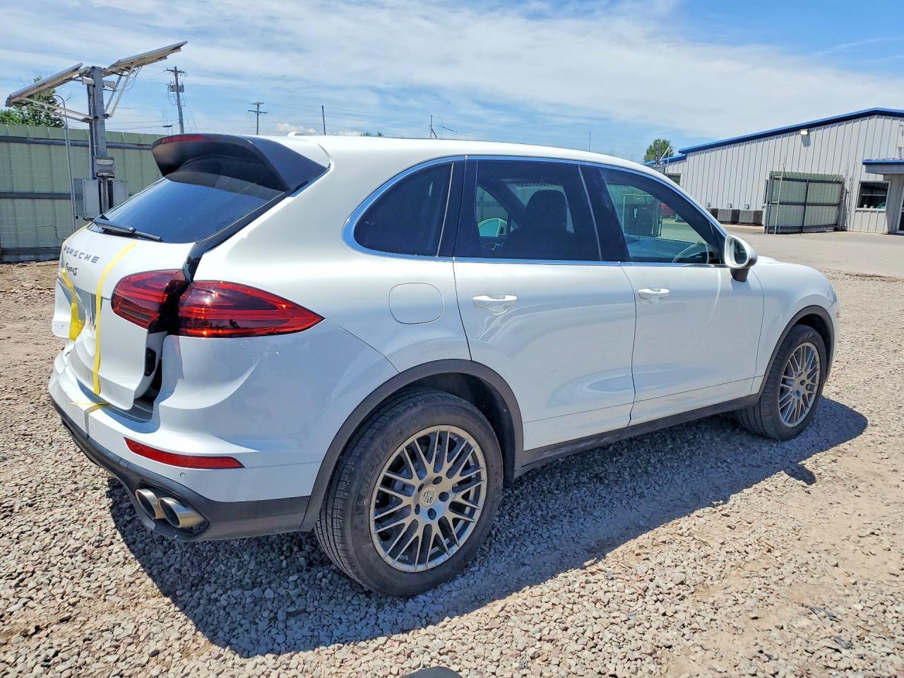 2016 Porsche Cayenne S - Image 3