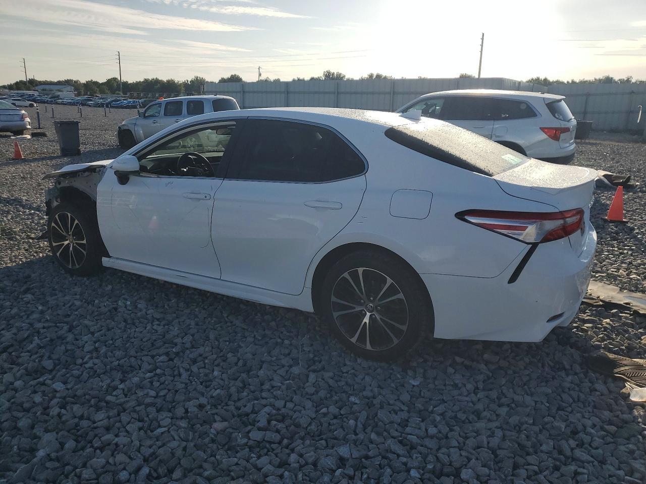 2020 Toyota Camry Se - Фото 2