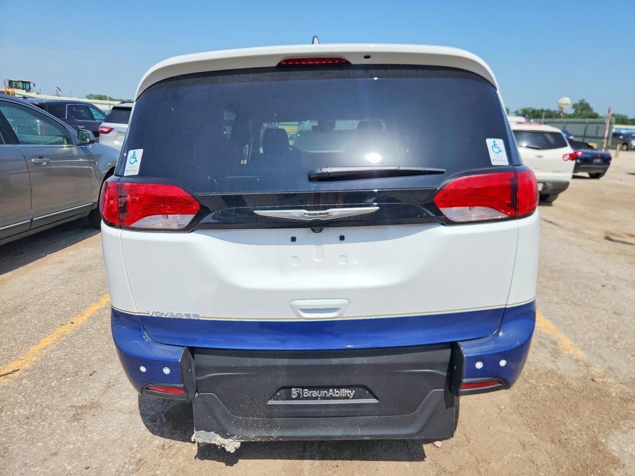 2025 Chrysler Voyager Lx - Фото 6
