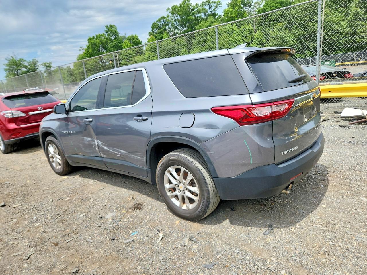 2019 Chevrolet Traverse Ls - Фото 2