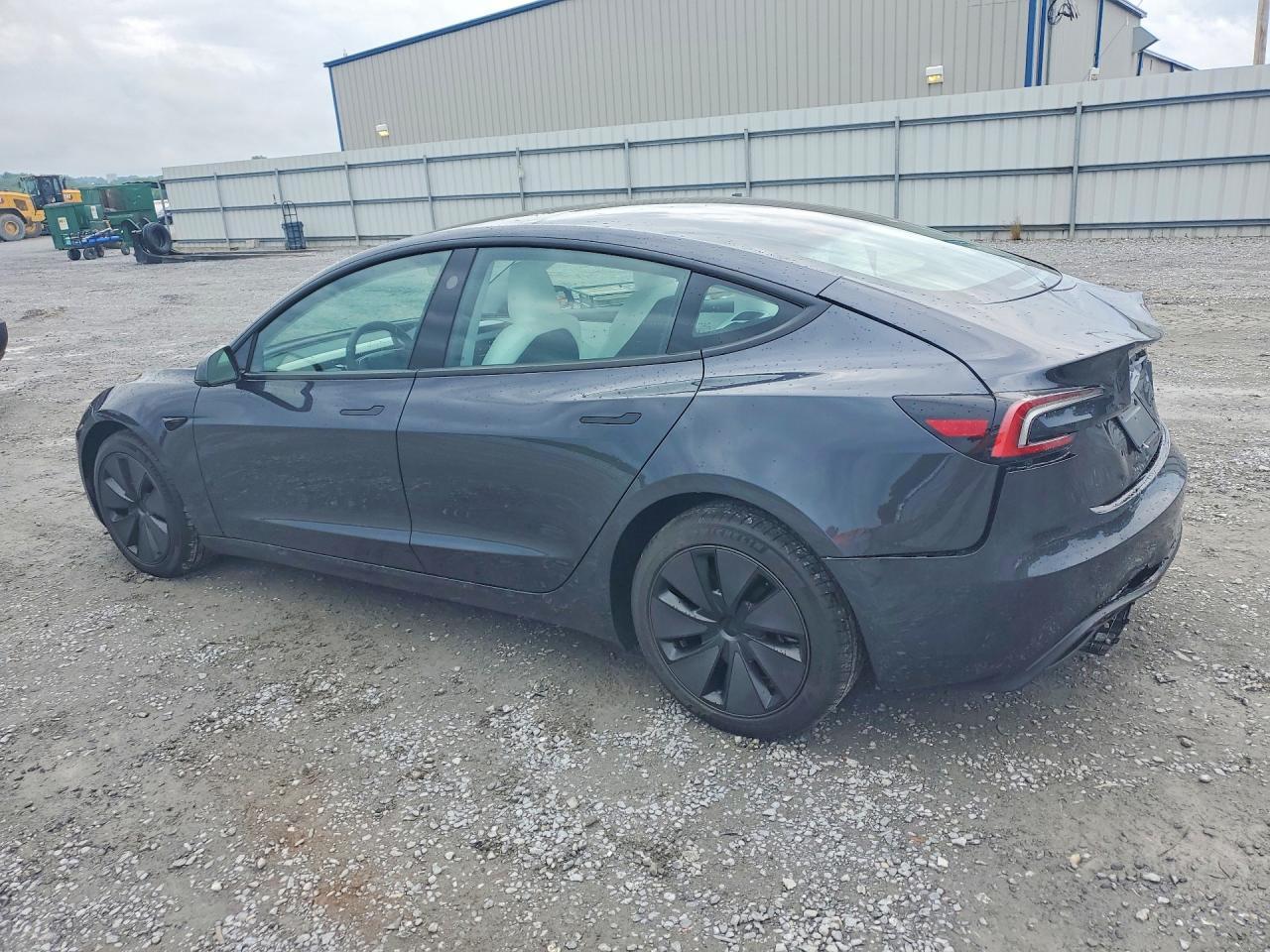 2026 Tesla Model 3 - Фото 2