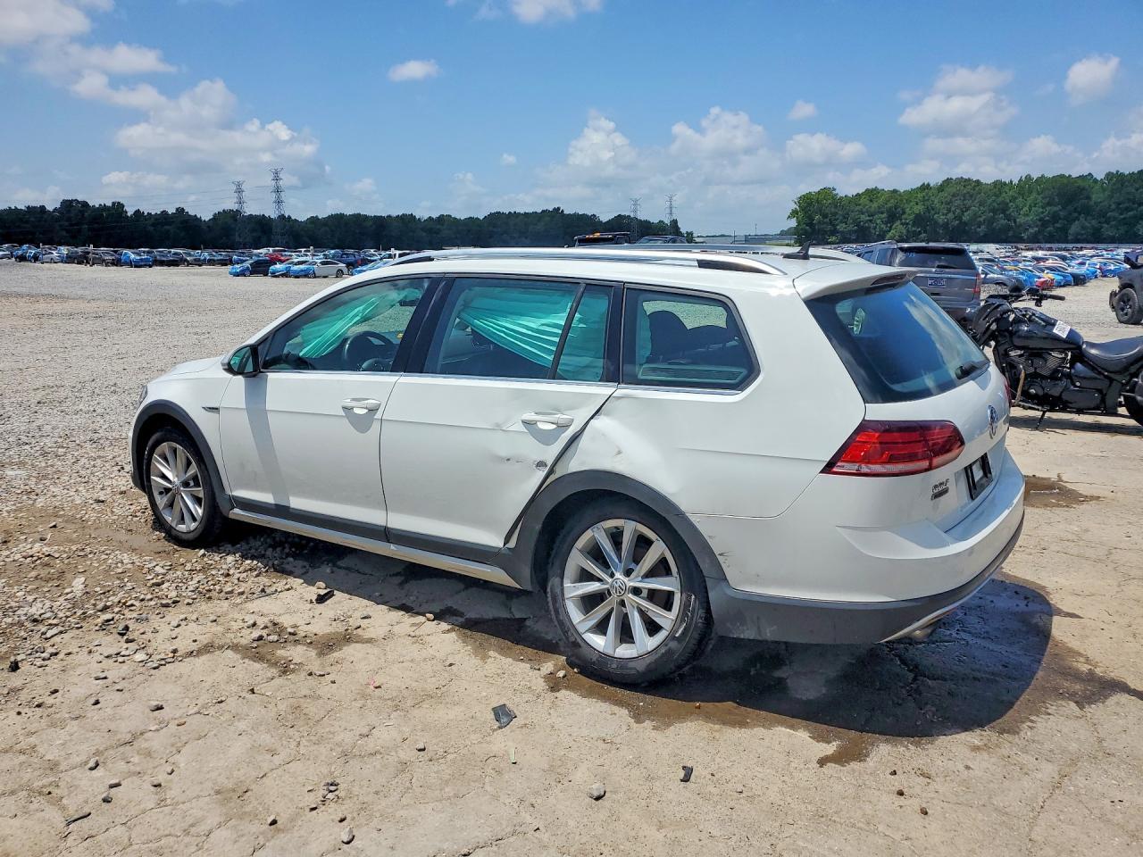 2019 Volkswagen Golf Alltrack S - Image 2
