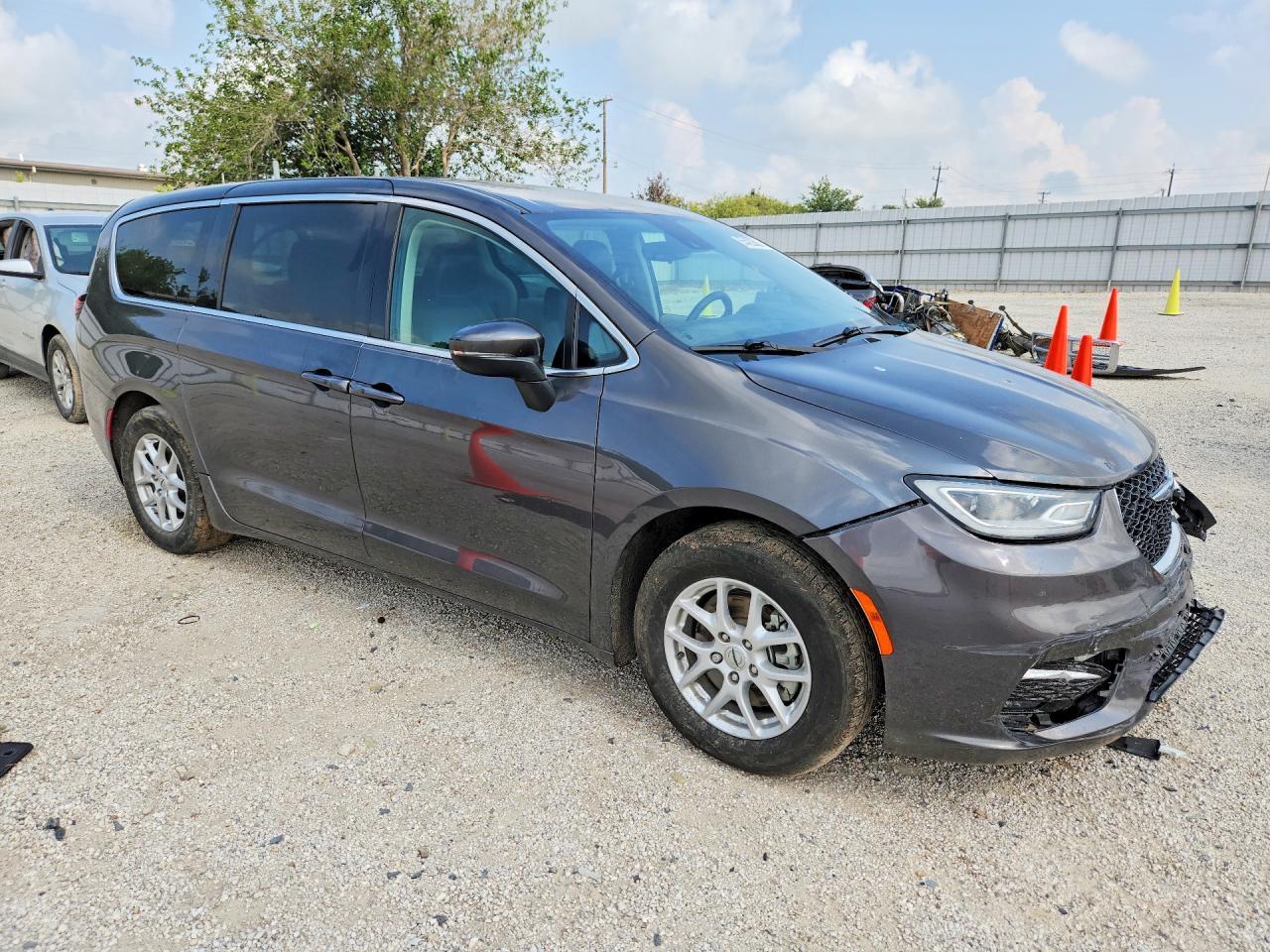2023 Chrysler Pacifica Touring L - Image 4